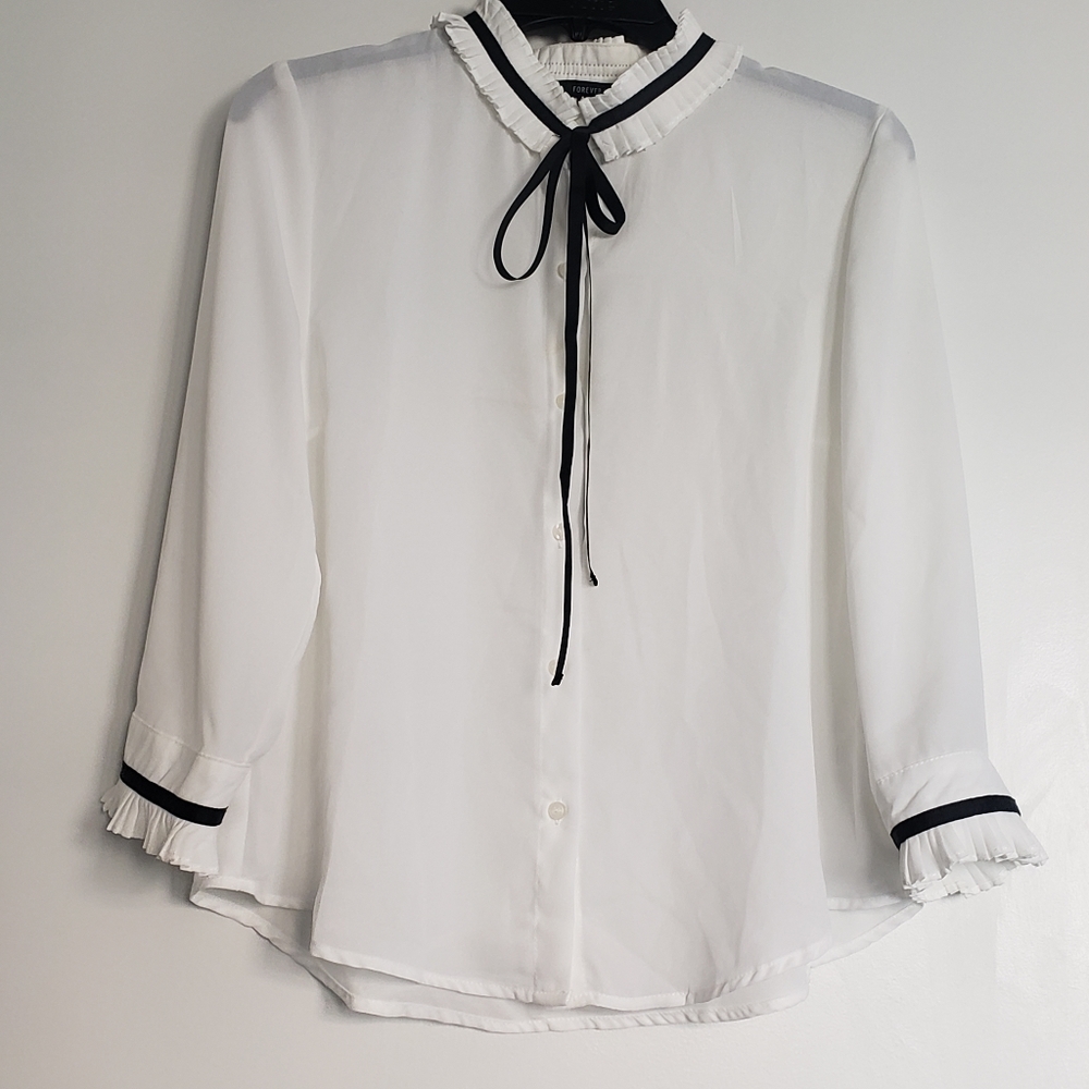 Delicate Blouse with Bowtie